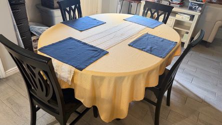 Round Dining Table with 4 Chairs