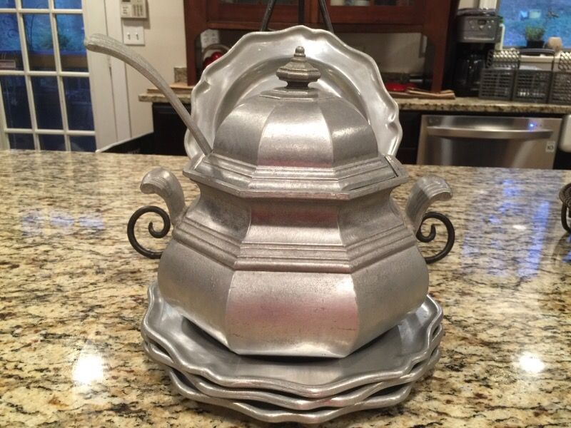 International Silver Pewter tureen w 4 plates by Pewterex