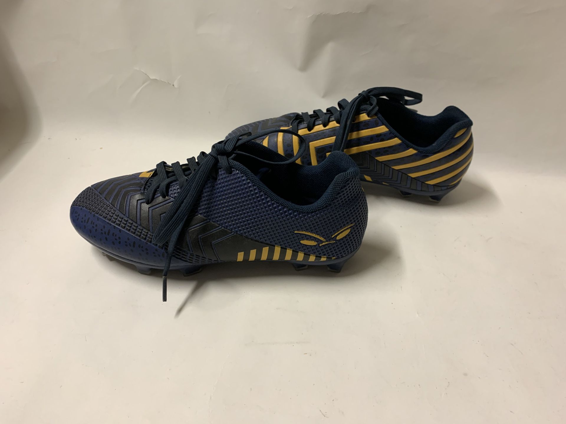 Children's soccer shoes. Size 7.5, very good condition.