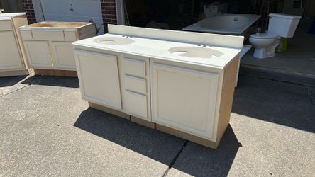 Bathroom vanity with sink