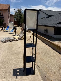 Modern Floor Lamp with Storage// Lámpara de Piso