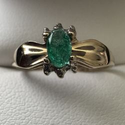 10k Yellow Gold ~5x3mm Oval Emerald Cinched Ring Size 7