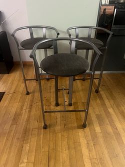 Bar/island table chairs