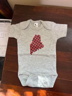 Laughing Giraffe Baby Bodysuit Size 0-3 Months Maine Grey & Red Checker