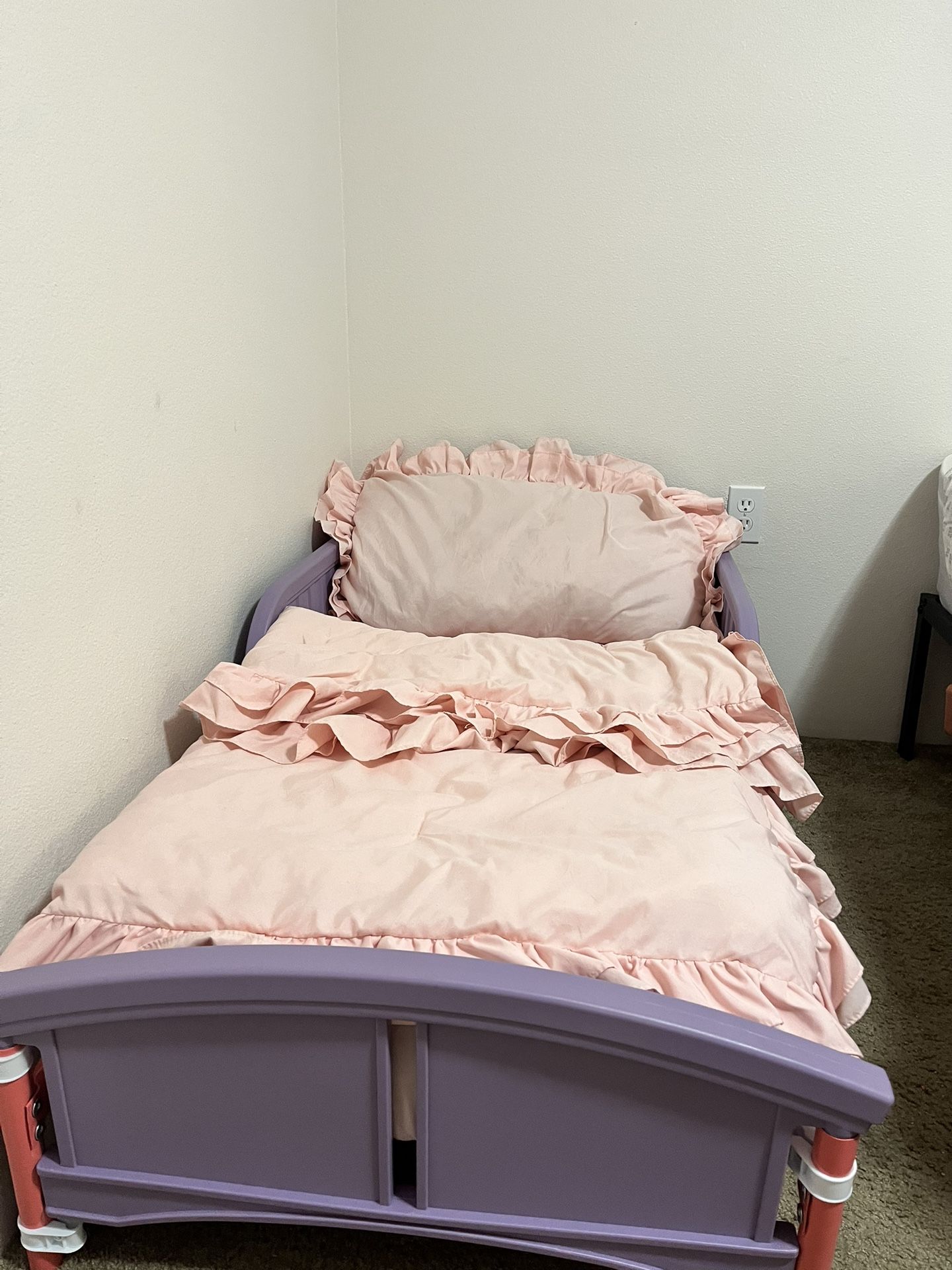  DISNEY TODDLER BED - W / MATTRESS