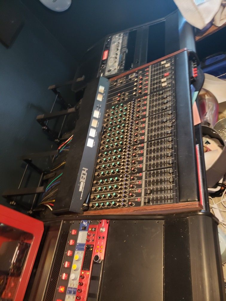 Studio Desk & YAMAHA Mixer