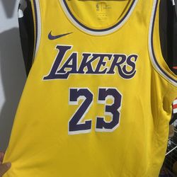 NIKE LOS ANGELES LAKERS #23 LEBRON JAMES SIZE XL SWINGMAN JERSEY