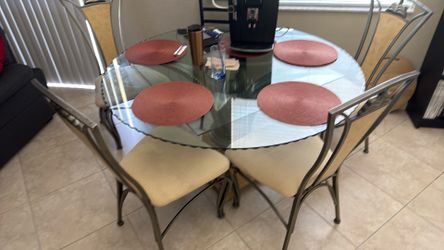 Dinning room table with chairs