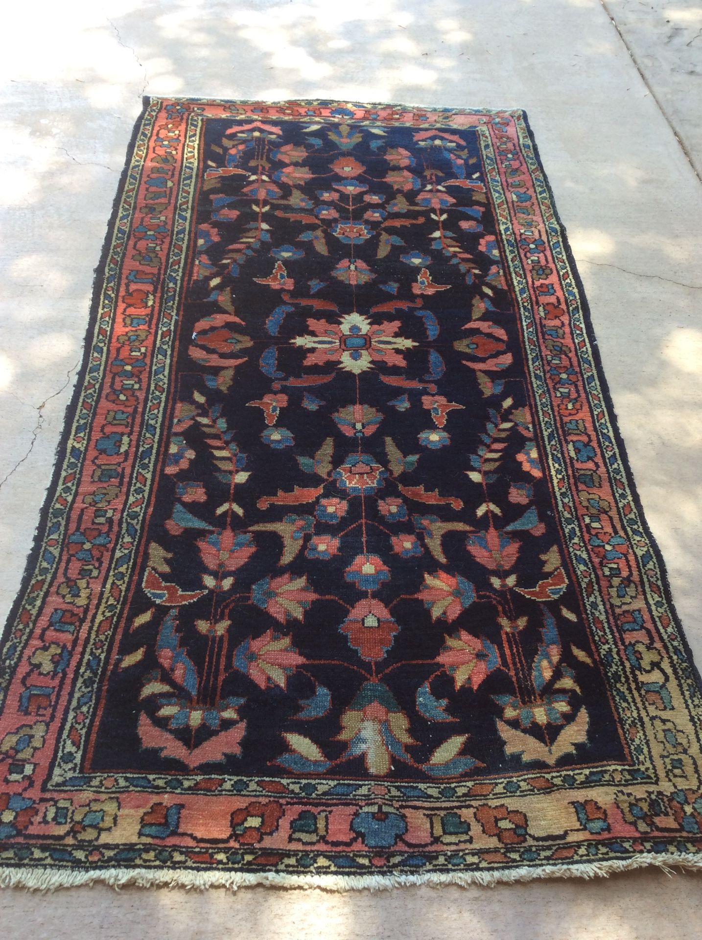 Beautiful Hamadan Hand Knotted Persian rug. In good condition.