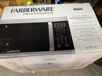 NEW Farberware Microwave Oven