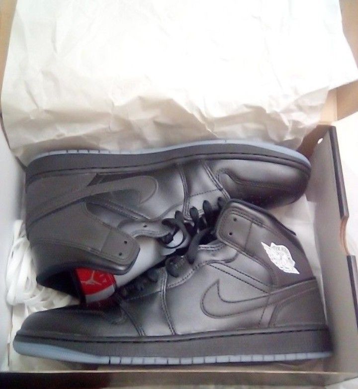 Brand New Jordans Retro 1s Mids Size 12