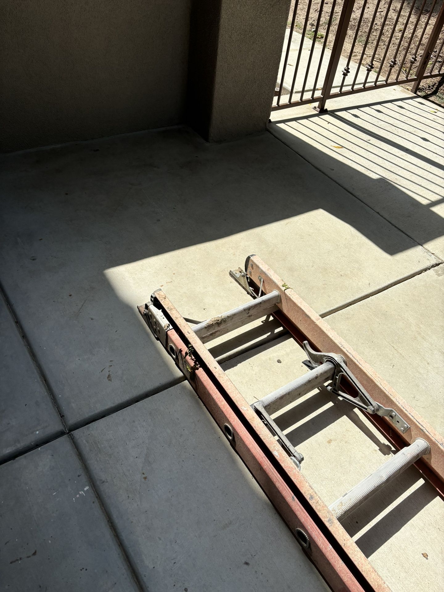 28 Ft Extension Ladder, Fiber Glass