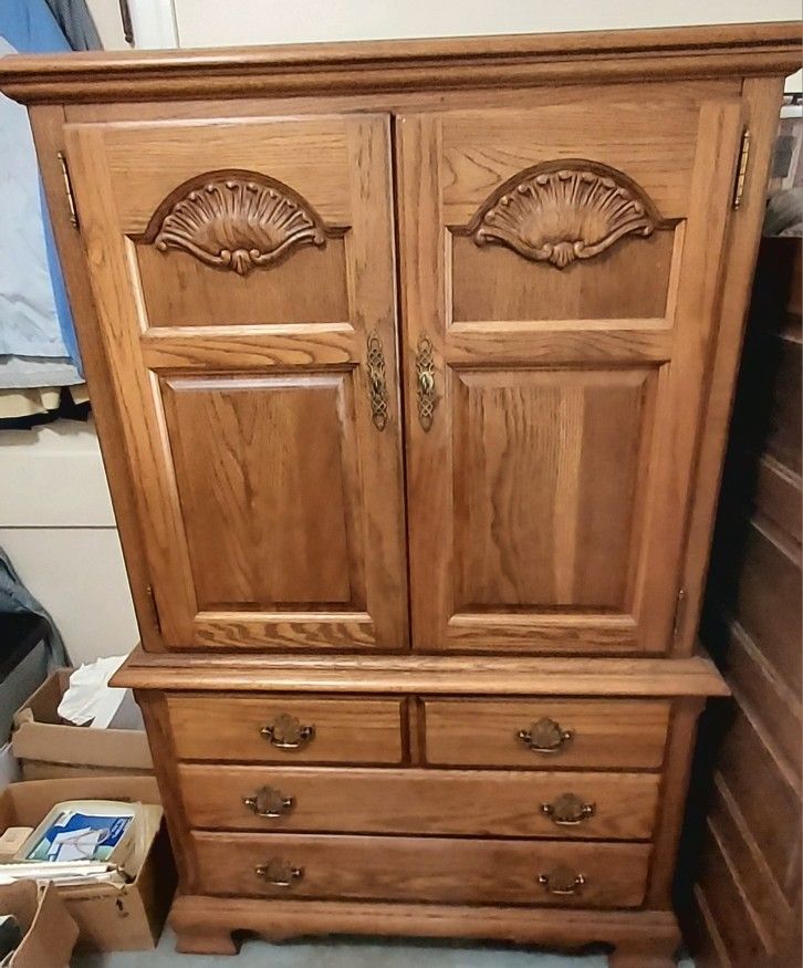 Dresser - Broyhill Premier Collection Oak Dresser