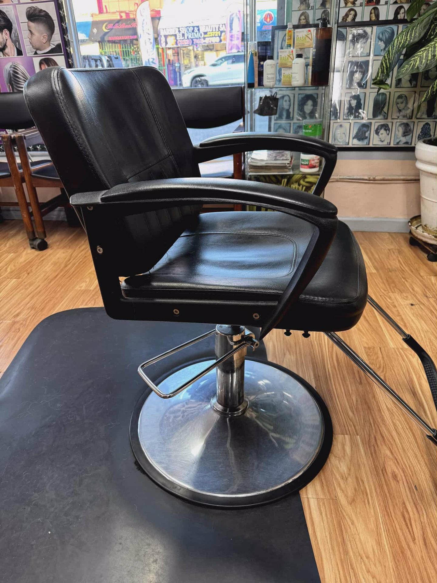 Build Your Own Clientele Make Your Own Hours And Have Your Own Business Selling This Hairdresser /stylist Chair Goes Up And Down Works Good Clean