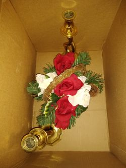 Gold candle holder with decorative basket