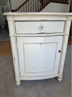 2 nightstands