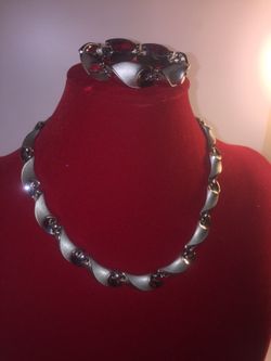 Vintage signed TRIFARI necklace and bracelet set very nice