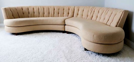 Luxury Curved Sectional – Mid-Century / Modern Style
Made in the USA by Carter Furniture (a renowned high-end brand). Upholstered in high-quality fabr