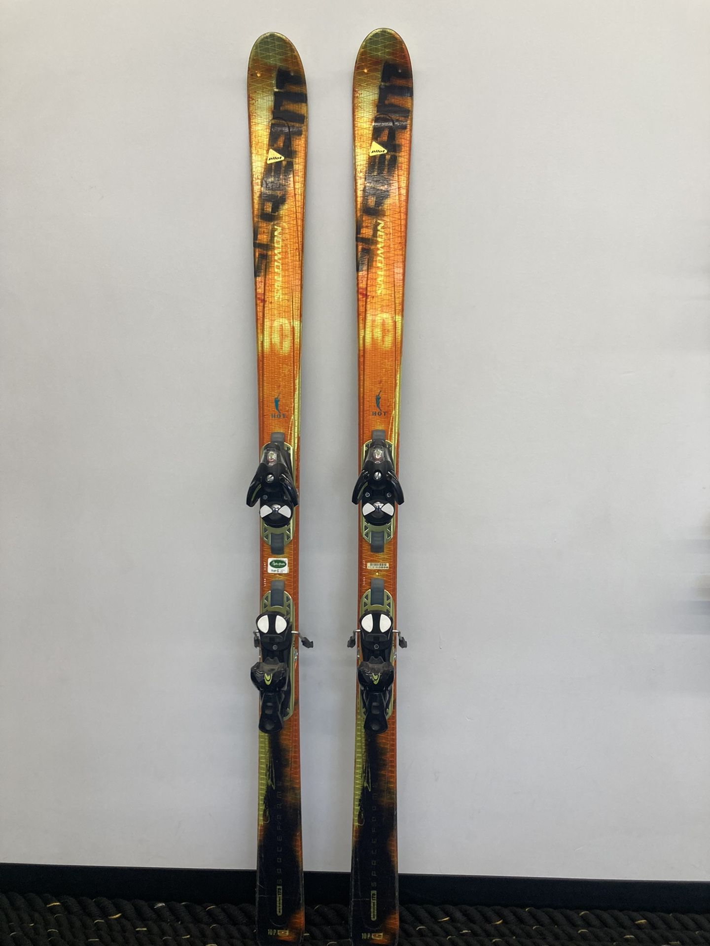 Skis 🎿 Solomon Scream 10 Pilot Hot + Bindings