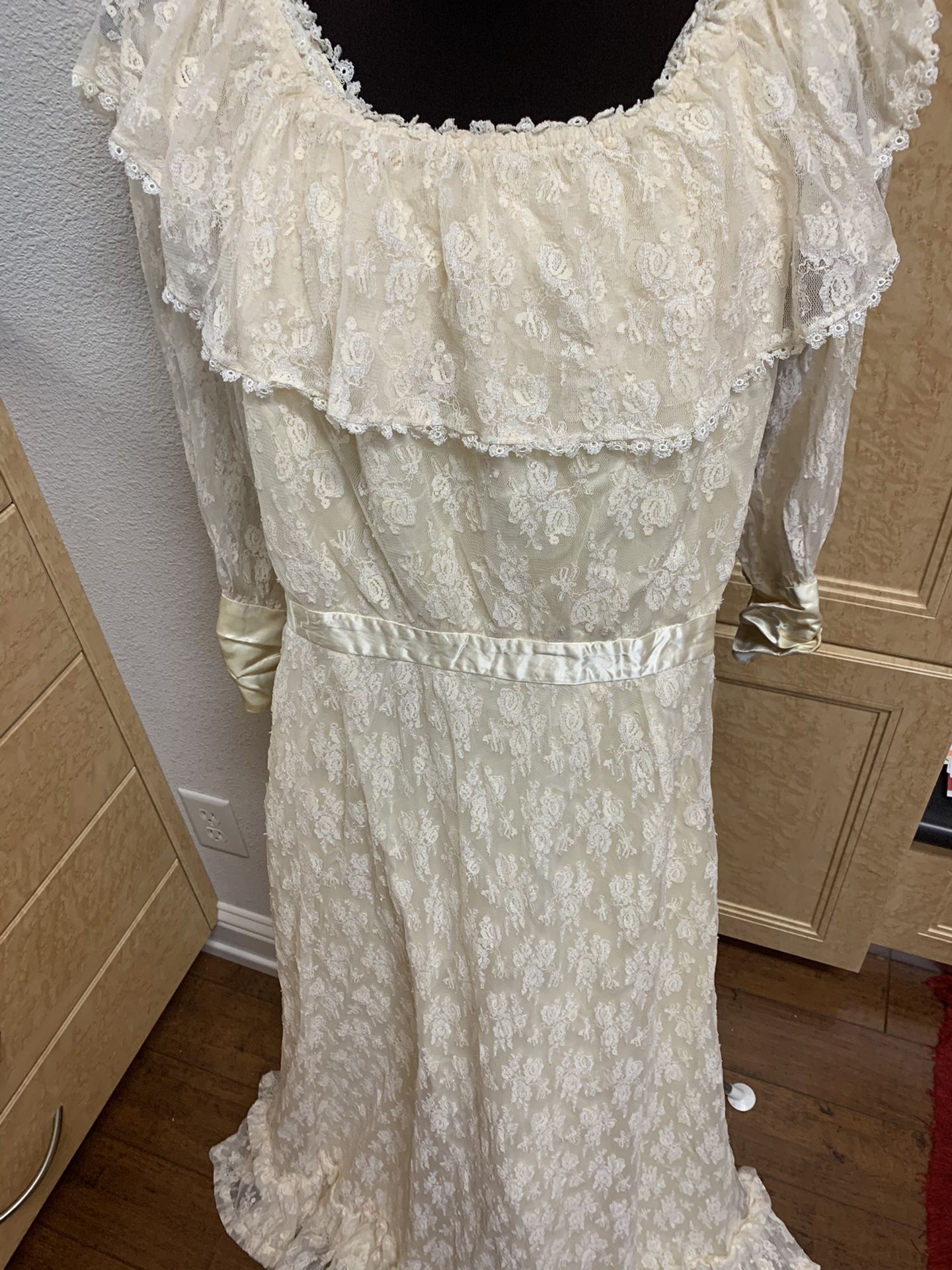 Pretty lace cream dress small