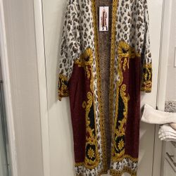 Miren esta hermosa suéter o gabardina, no sé cómo se le llama pero es muy calientito. Está muy bonito. Lo estoy dando por $100