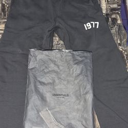 Essentials sweats 1977s size:S