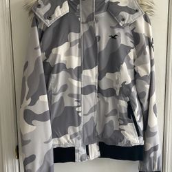 HOLLISTER Women’s CAMO BOMBER (all-weather collection) - Size Medium