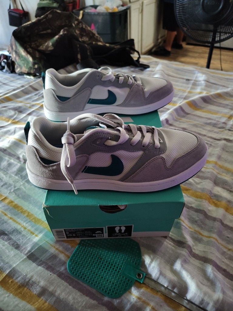Nike shoes size 9