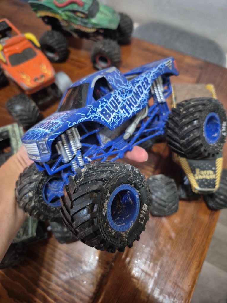 Monster Trucks 1:24