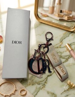 Keychain brand new in box AUTHENTIC women gift regalos mujer