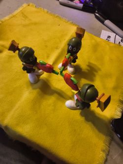 3 Marvin The Martian McDonald's collectible toys will not separate.