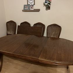 Dining Room Table and 6 Chairs