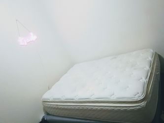 Queen Pillowtop Mattress ( stealin deal!!)
