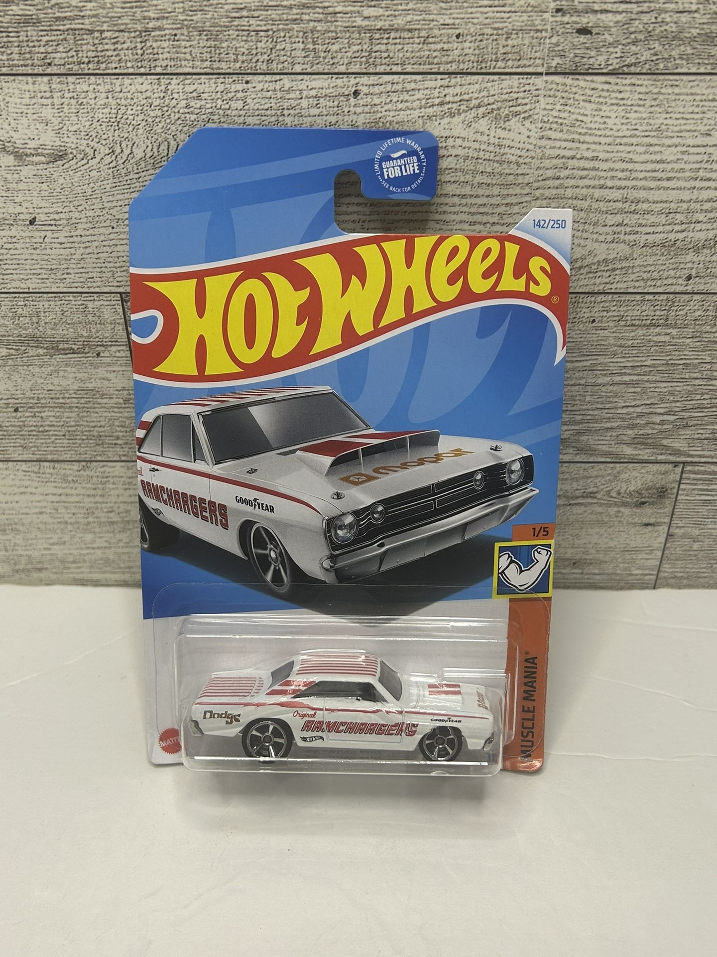 Hot Wheels White ‘1968 Dodge Dart / Muscle Mania • Die Cast Metal • Made in Malaysia