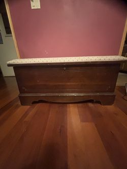 Lane cedar chest Cushioned 