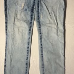 Junior Women’s La Bonita Washed Jeans.