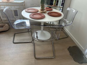 Set of 4 dining chairs like new!!!