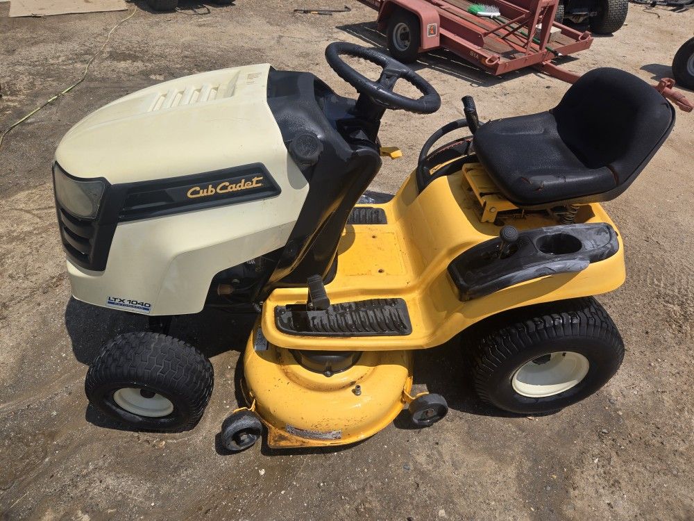 Cub Cadet Riding Lawn Mower LTX 1040