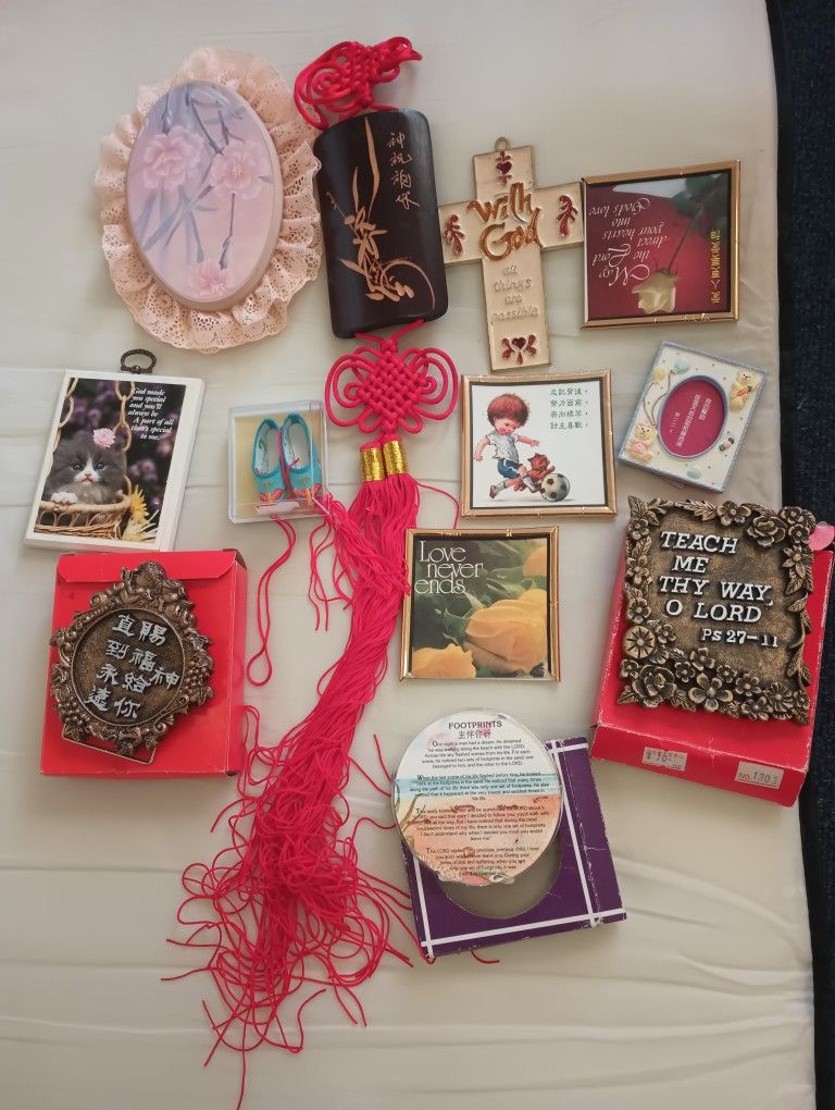 Decorations or small gifts 