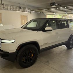 MUST SELL! 2023 Rivian R1S