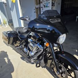 2023 street glide blackout
