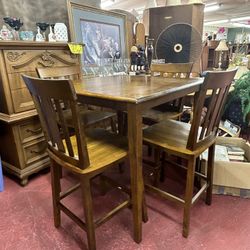 Tow table with four Barstools
