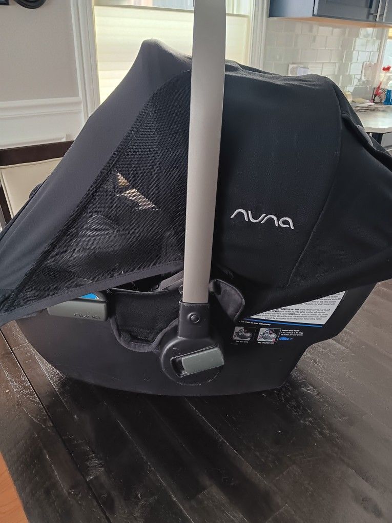 Nuna Infant Carseat And Base