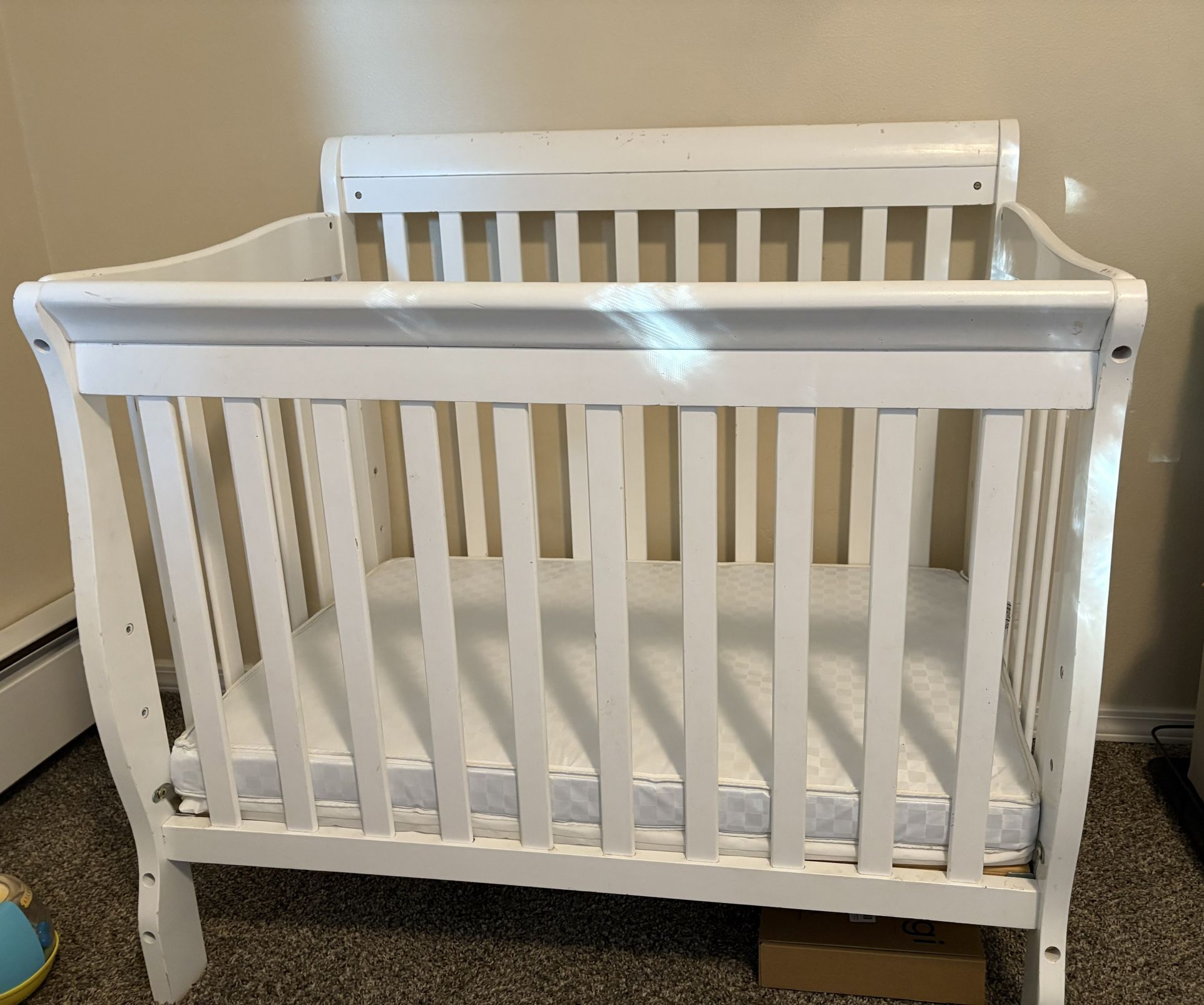 Crib With Crib Mattress And Protector 
