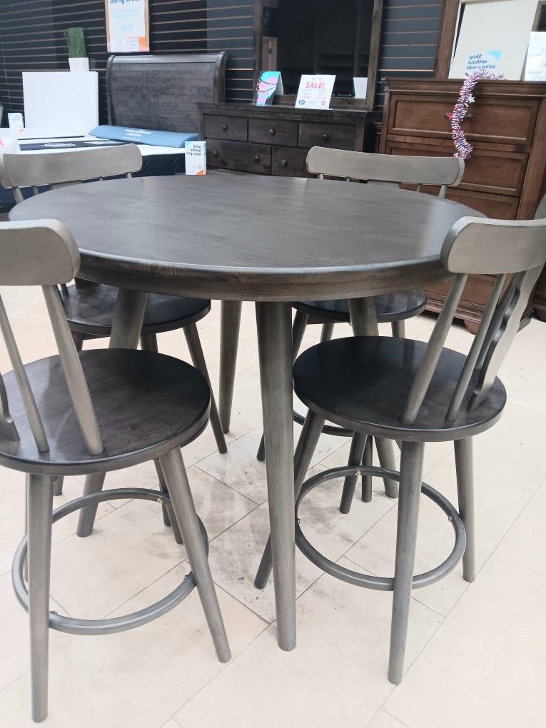 *Floor Model Special!!!* Sorrento Dining Table Sets W/4 Swivel Chairs Delivery And Financing Available🫡