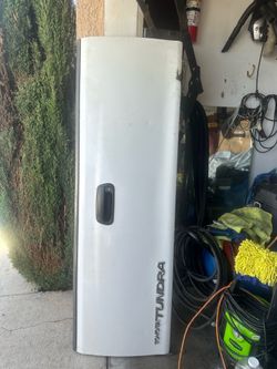 Toyota tundra tailgate