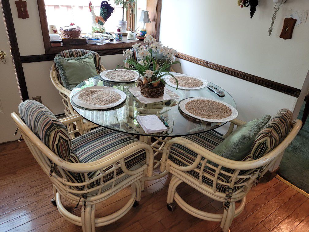 Rattan Kitchen Table 4 Chairs 