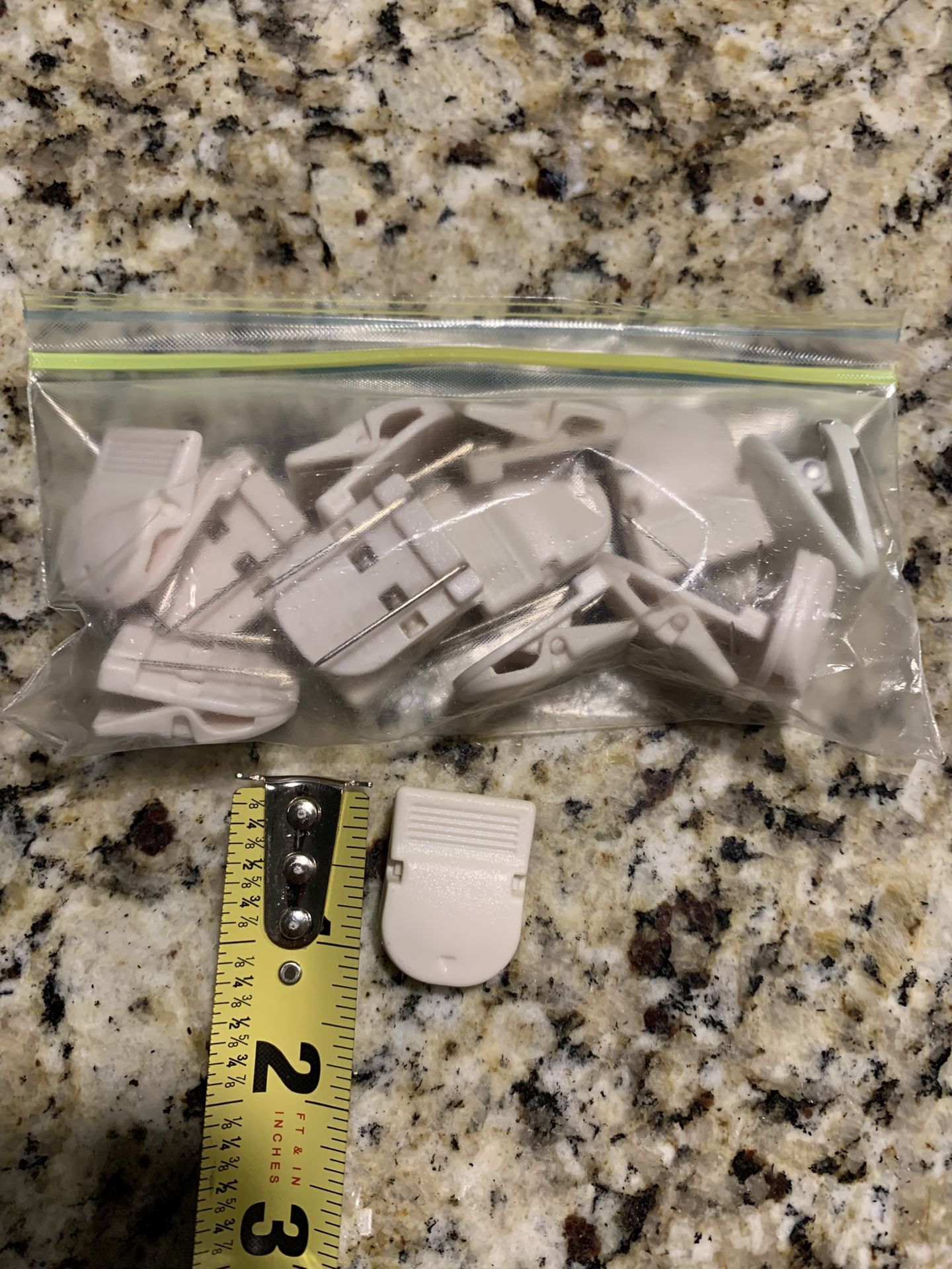 New Bag Of Wall Clips To Hang Items On Fabric / Cork Walls, Displaying Pictures, Or Craft Items