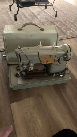 Singer antique sewing machine ( flakes will be blocked )