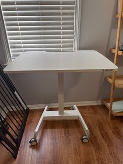 Adjustable mobile desk